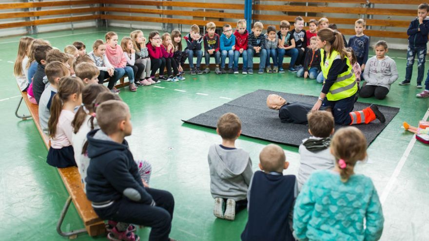 Kurzy prvej pomoci sa deti učia pod vedením záchranárov Falck